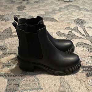Black size 7.5 women ankle boots